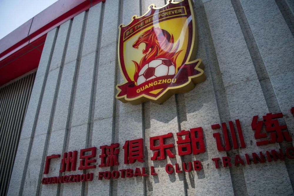 海报以;阴阳之战为主题，以中国传统的太极为原型，借助翻腾汹涌的真元之气，呈现了一个遥远而深邃的上古宇宙，并以细腻的笔触刻画了金戈铁马的激烈战争场面